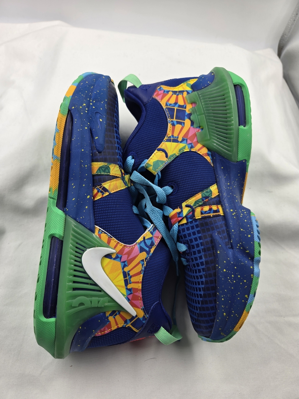 Nike Kids Lebron Witness 7 Kaledioscope Basketball Size 5.5Y